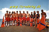 KLIK for stort foto af kystlivredderholdet fra Støtteforeningen Kystlivredning i Nordjylland sæsonen anno 2001 (362 Kb)